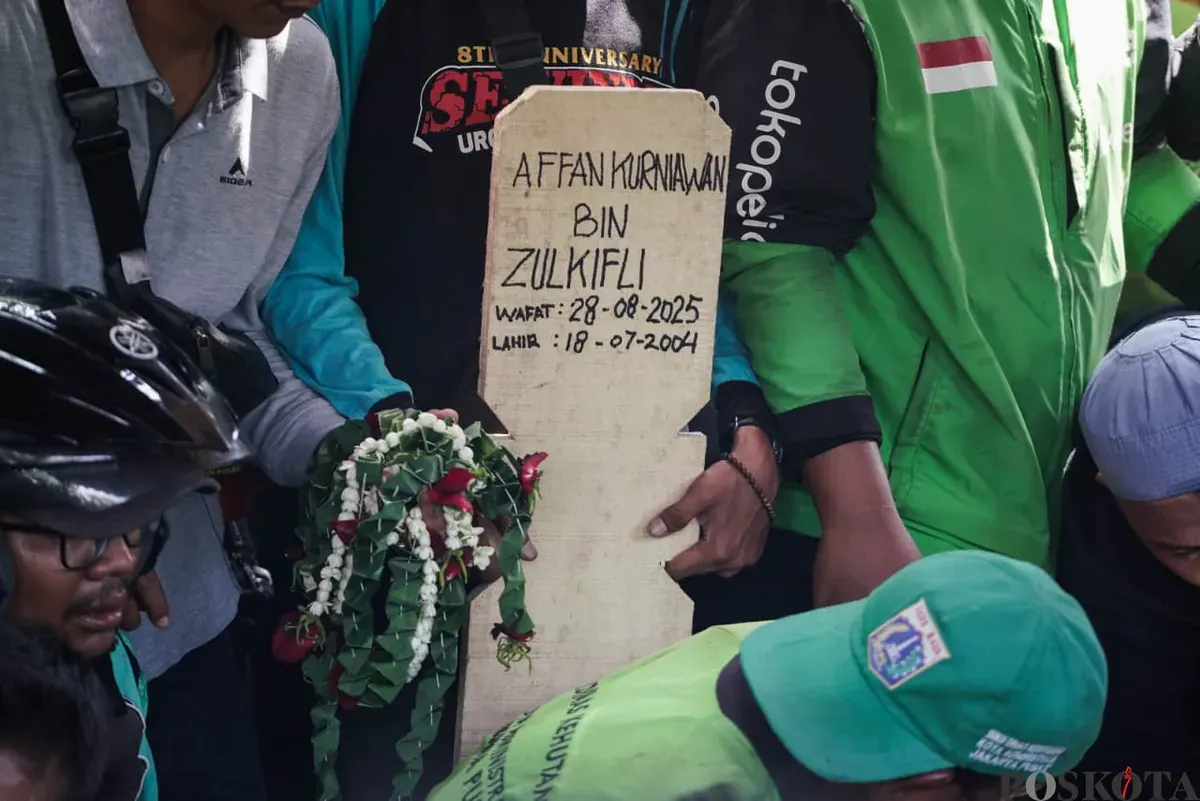 Kayu nisan bertuliskan Affan Kurniawan di TPU Karet Bivak, Karet Tengsin, Kecamatan Tanah Abang, Jakarta Pusat, Jumat, 29 Agustus 2025. (Sumber: Poskota/Bilal Nugraha Ginanjar)