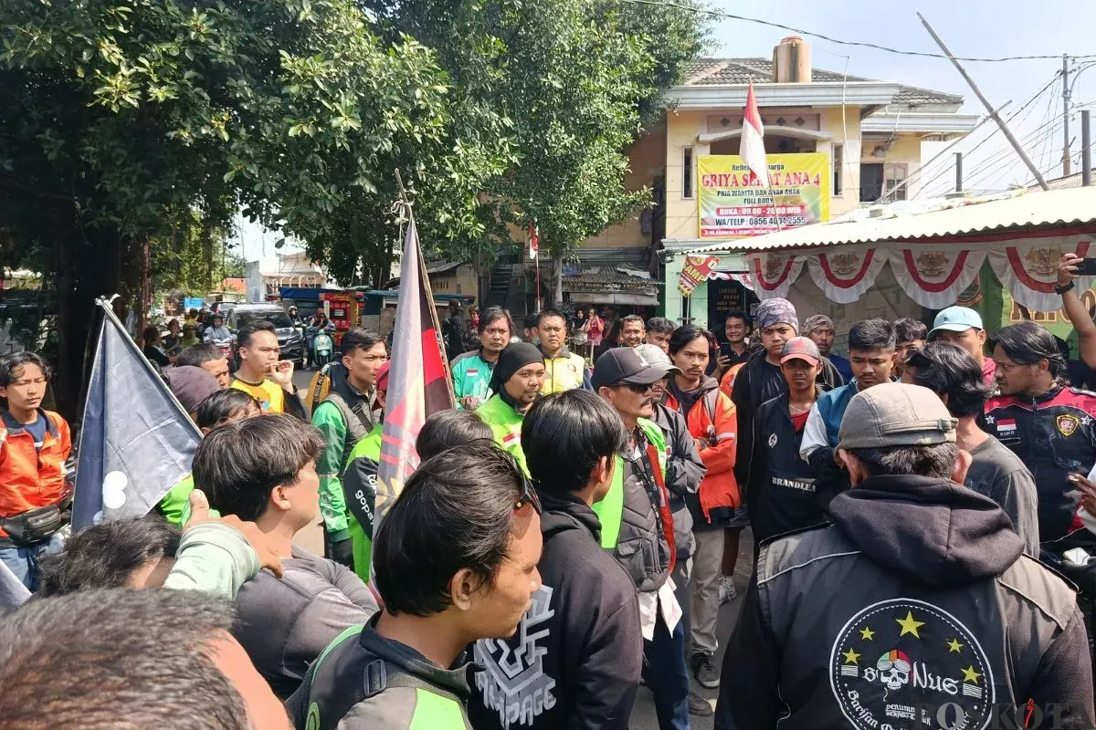 Ratusan ojol sedang bersiap aksi di Jalan Insinyur H. Juanda, Bekasi Timur, Kota Bekasi, Jumat, 29 Agustus 2025. (Sumber: Poskota/Nurpini Aulia Rapika)