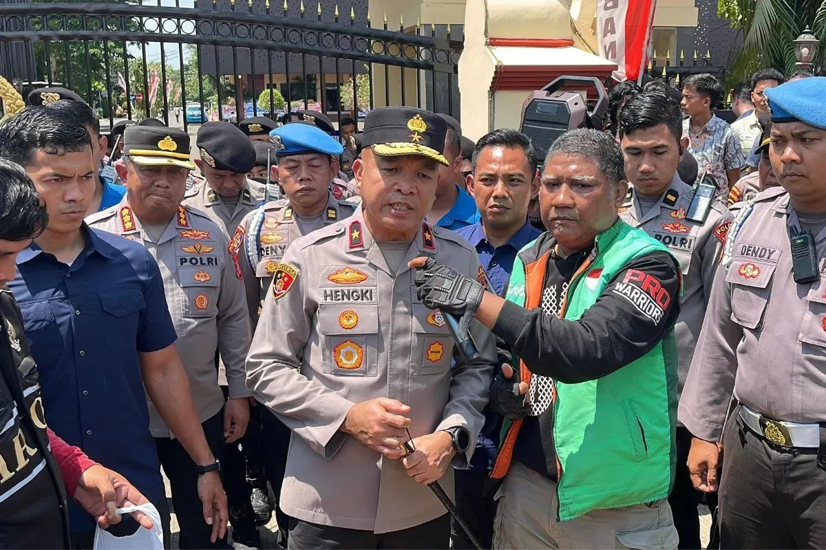 Kapolda Banten, Brigjen Pol Hengki menemui komunitas ojol saat menggelar aksi solidaritas di Mapolda Banten, Jumat, 29 Agustus 2025. (Sumber: Dok. Polda Banten)