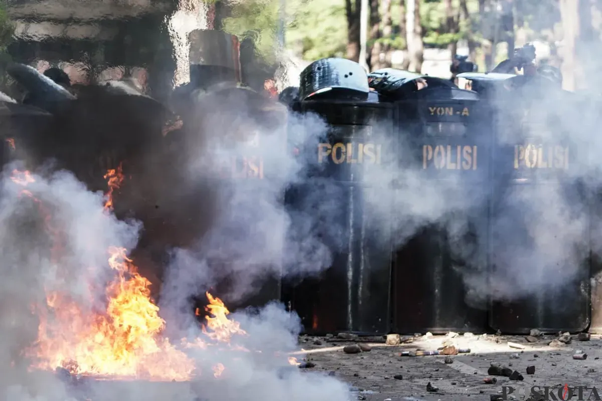 Pihak keamanan memakai tameng baji saat demonstrasi di depan Mako Brimob Polda Metro Jaya, Kwitang, Jakarta Pusat, Jumat, 29 Agustus 2025. (Sumber: Poskota/Bilal Nugraha Ginanjar)