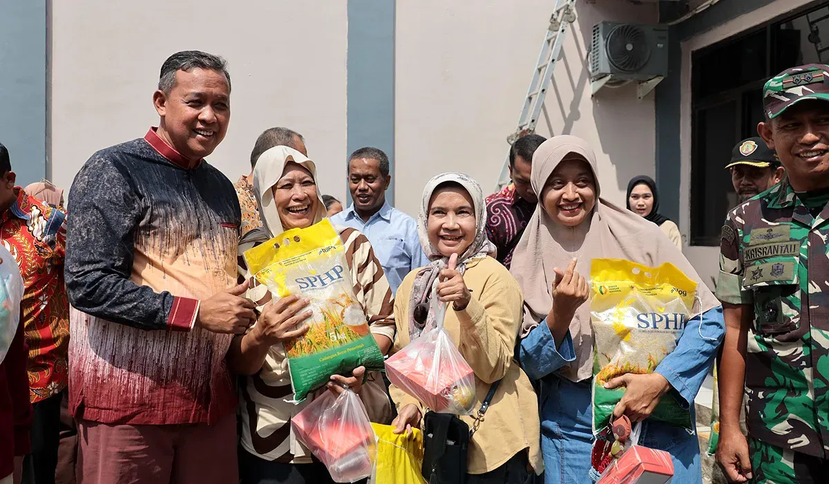 Wali Kota Bekasi, Tri Adhianto, secara resmi membuka program pangan murah serentak di 12 kecamatan di Kota Bekasi. (Sumber: Humas Pemkot Bekasi)