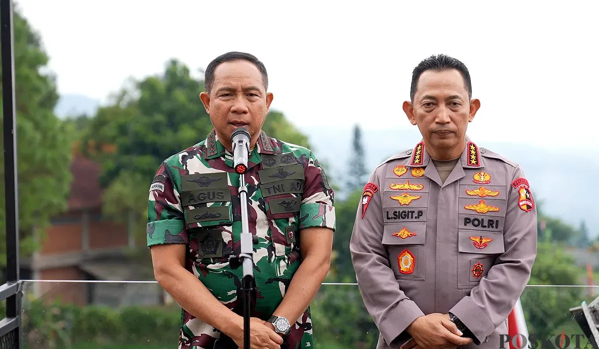 Kapolri Jenderal Listyo Sigit Prabowo dan Panglima TNI Jenderal Agus Subiyanto saat memberikan keterangan pers setelah dipanggil Presiden Prabowo Subianto di kawasan Kabupaten Bogor, Sabtu, 30 Agustus 2025. (Sumber: POSKOTA | Foto: Ali Mansur)