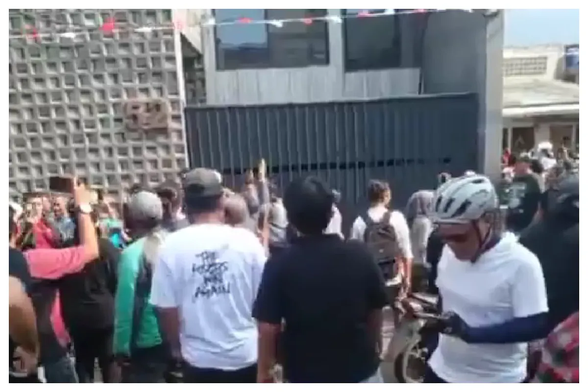 Rumah politikus Partai NasDem, Ahmad Sahroni, yang berada di kawasan Tanjung Priok, Jakarta Utara, digeruduk massa. (Sumber: X/@rob_in9911)