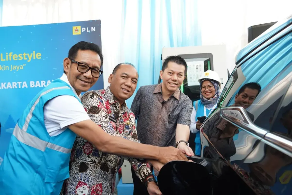 GM PLN UID Jakarta Raya, Moch. Andy Adchaminoerdin melakukan simulasi pengisian daya kendaraan listrik sebagai simbol kolaborasi menuju masa depan energi bersih. (Sumber: Dok. PLN UID Jakarta Raya)