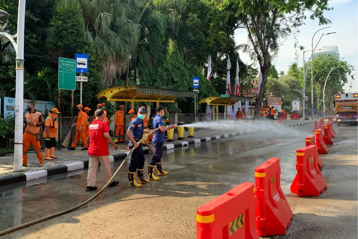 Sejumlah petugas PPSU hingga Damkar berjibaku ruas jalan dari sisa-sisa aksi unjuk rasa. (Sumber: Dok. Pemprov Jakarta)