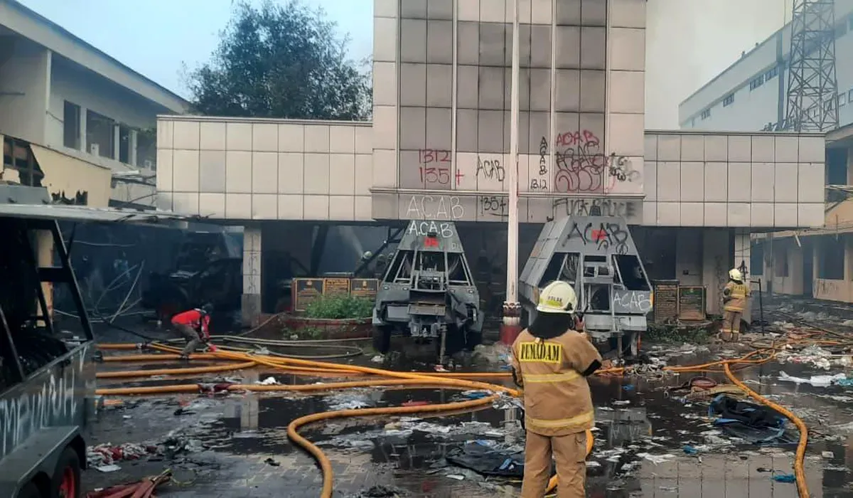 Gedung Gegana korps Brimob di Jalan Kramat Raya, Senen, Jakarta Pusat, terbakar, pada Minggu, 31 Agustus 2025. (Sumber: Dok Gulkarmat Jakarta Pusat)