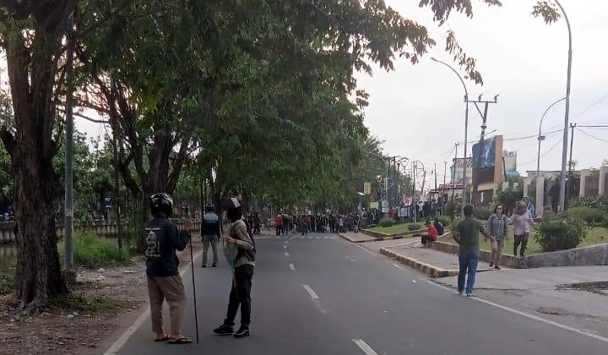 Suasana kericuhan pecah di depan Mako Polres Metro Bekasi Kota, Minggu sore, 31 Agustus 2025, usai sekelompok orang tak dikenal melakukan penyerangan. (Sumber: Istimewa)