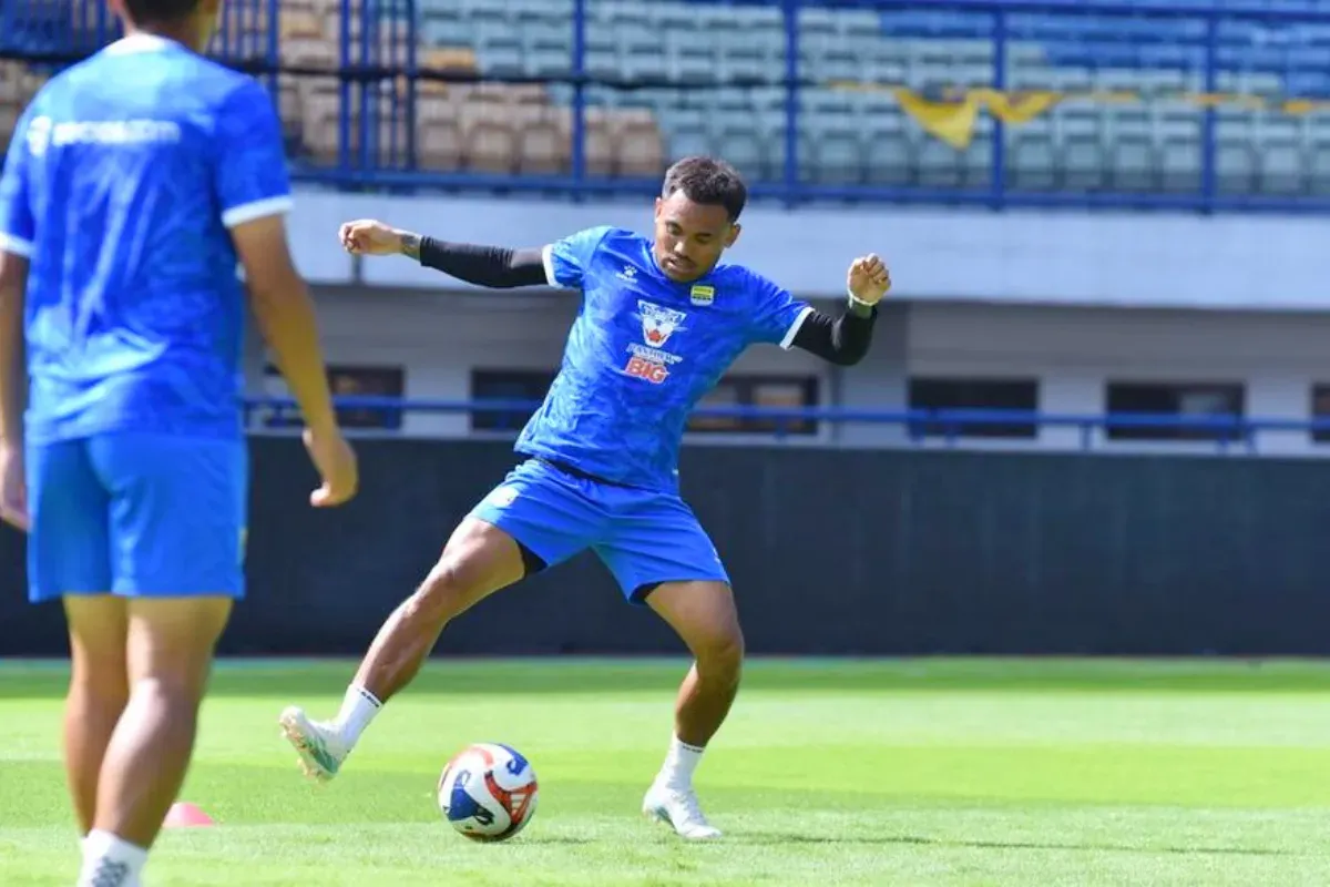 Potret pemain Persib Bandung, Saddil Ramdani saat melangsungkan latihan. (Sumber: Persib)