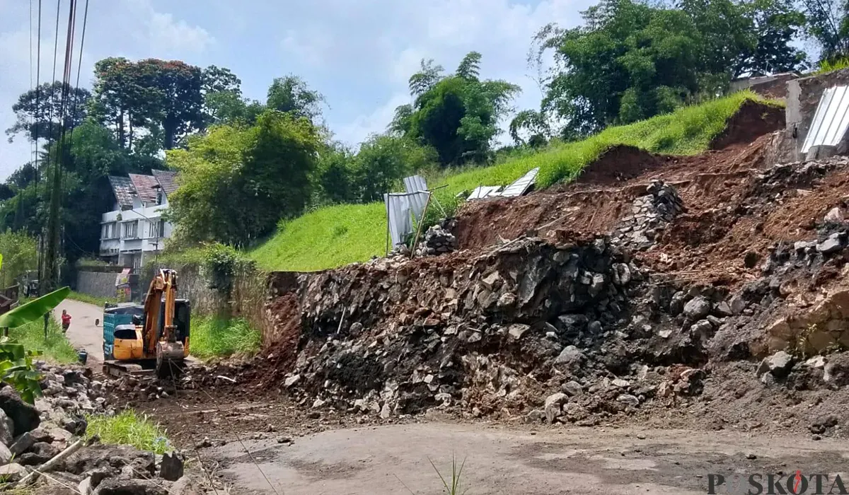 Alat berat diturunkan untuk mengevakuasi material longsoran tanah akibat TPT yang ambruk di Jalan Terusan Gegerkalong Hilir, Desa Sariwangi, Kecamatan Parongpong, KBB, Senin, 1 Desember 2025. (Sumber: POSKOTA | Foto: Gatot Poedji Utomo)