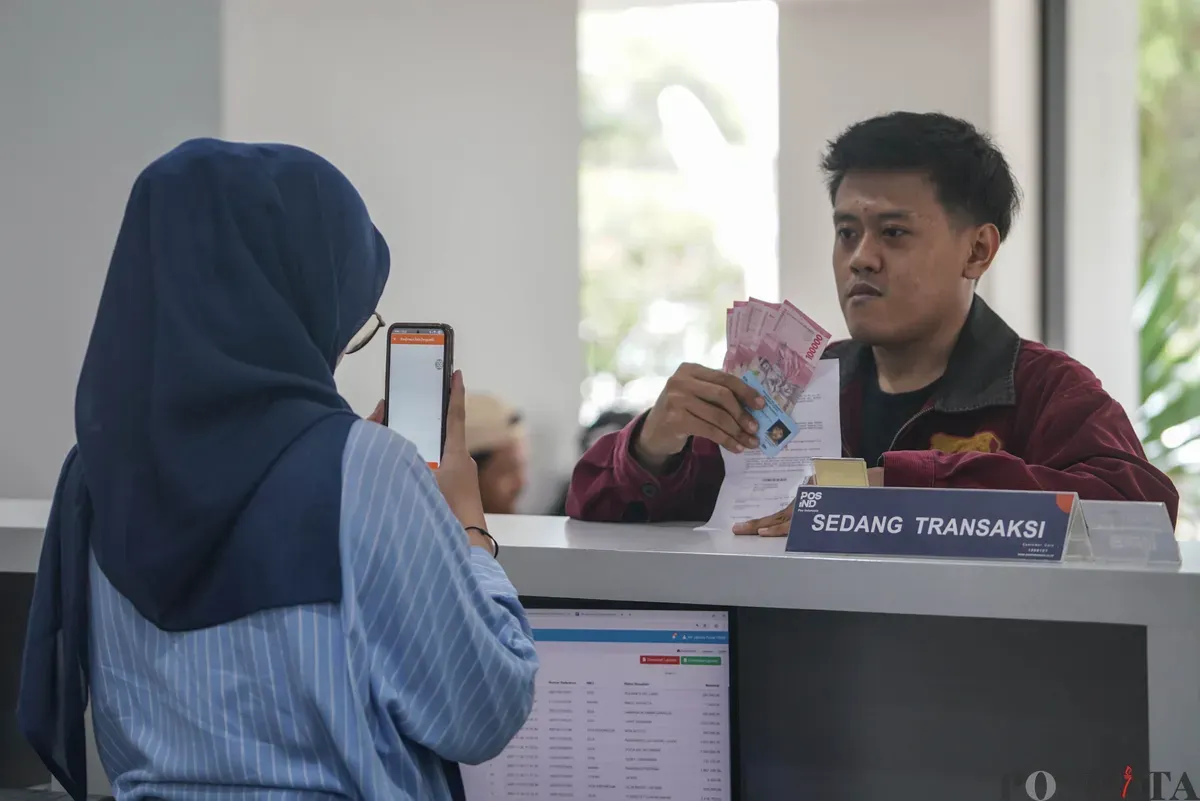 Warga mengantre saat penyaluran Bantuan Langsung Tunai Kesejahteraan Rakyat (BLT Kesra) 2025 di Graha Pos Indonesia, Jakarta, Rabu, 26 November 2025. (Sumber: Poskota/Bilal Nugraha Ginanjar)