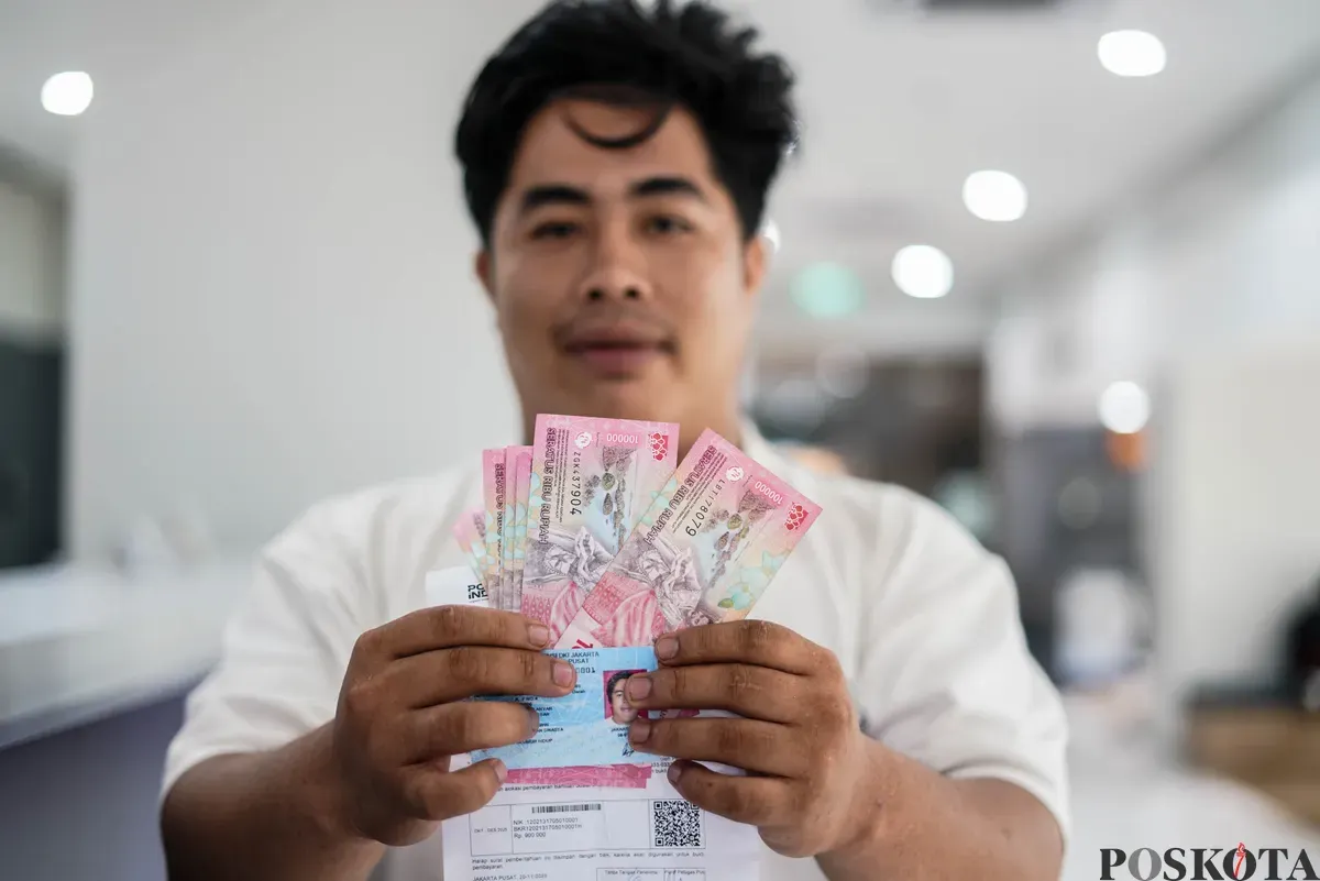 Warga mengantre saat penyaluran Bantuan Langsung Tunai Kesejahteraan Rakyat (BLT Kesra) 2025 di Graha Pos Indonesia, Jakarta, Rabu, 26 November 2025. (Sumber: Poskota/Bilal Nugraha Ginanjar)