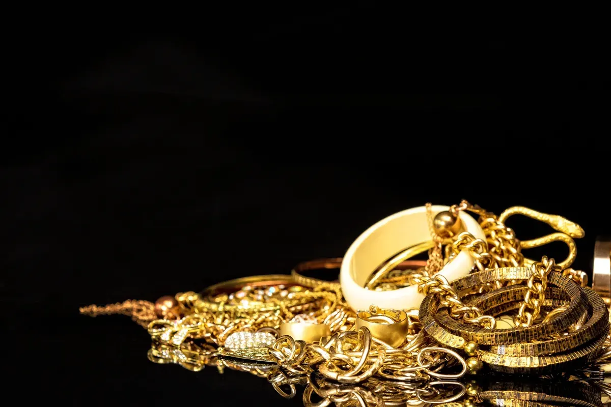 Harga emas perhiasan 24 karat tercatat naik pada hari ini, Senin, 15 Desember 2025. (Sumber: Shutterstock)