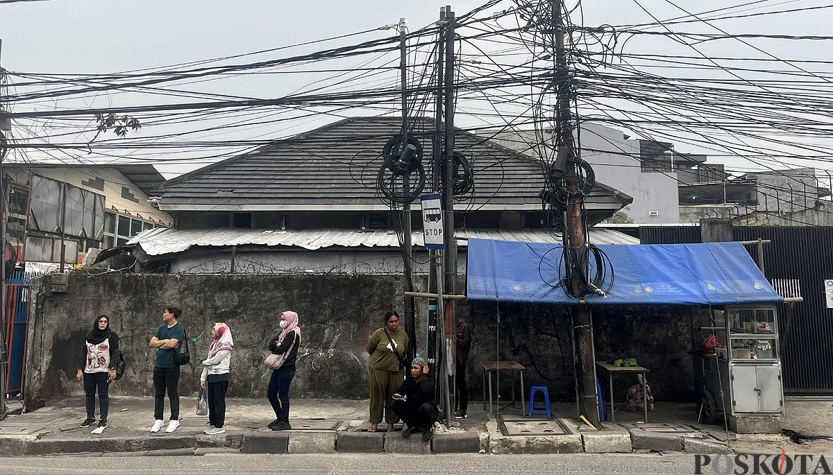 Kondisi kabel udara yang terlihat semerawut di kawasan Palmerah, Jakarta Barat. (Sumber: POSKOTA | Foto: Pandi Ramedhan)