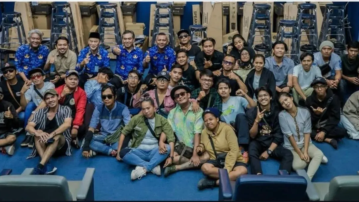 Musisi jalanan dapat alat musik baru dari Pemkot Bogor untuk menaikkan kelas para pencari nafkah dengan karya. (Sumber: Dok. Pemkot Bogor)