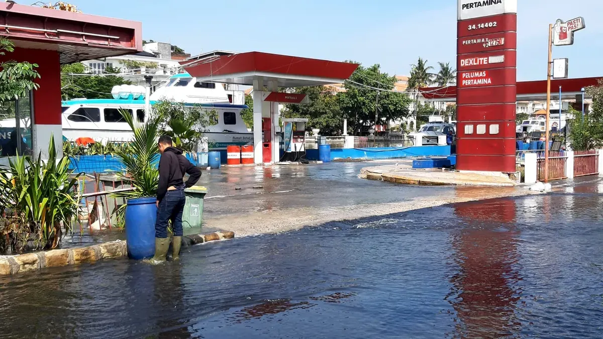 Banjir rob di Marina, Ancol, Jakarta Utara. (Sumber: Dok. Kominfotik Ancol)