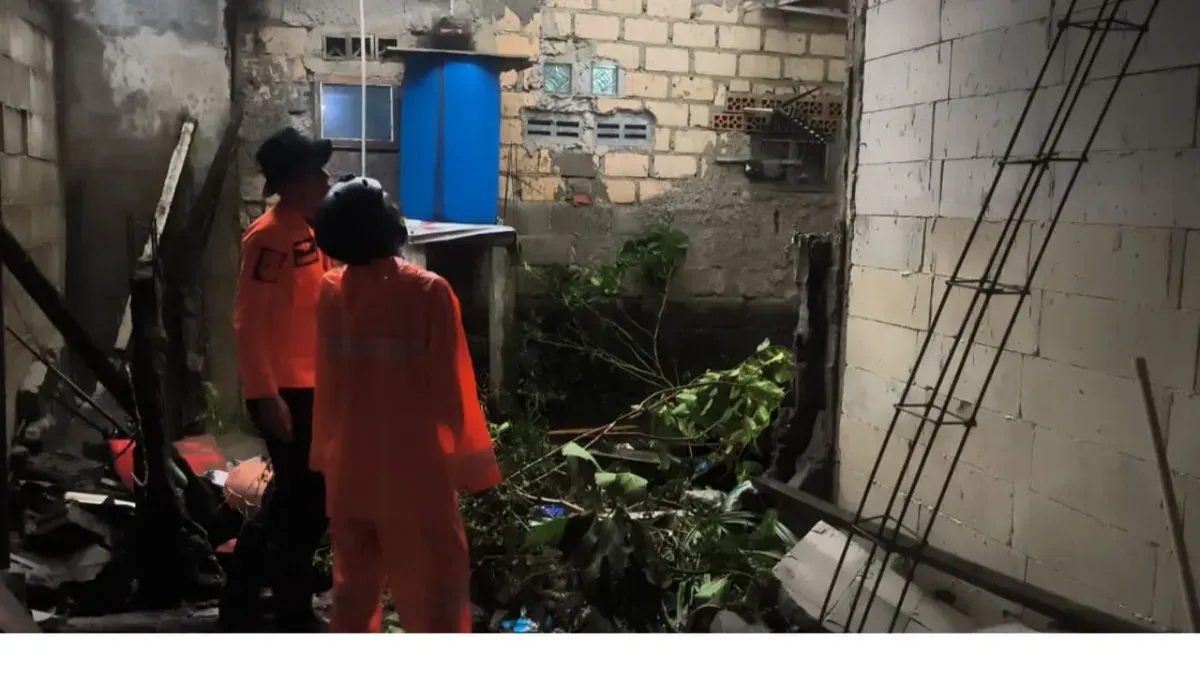 Petugas meninjau rumah rusak akibat banjir di Desa Pasir Jambu, Kecamatan Sukaraja, Kabupaten Bogor. (Sumber: Dok. BPBD Kabupaten Bogor)