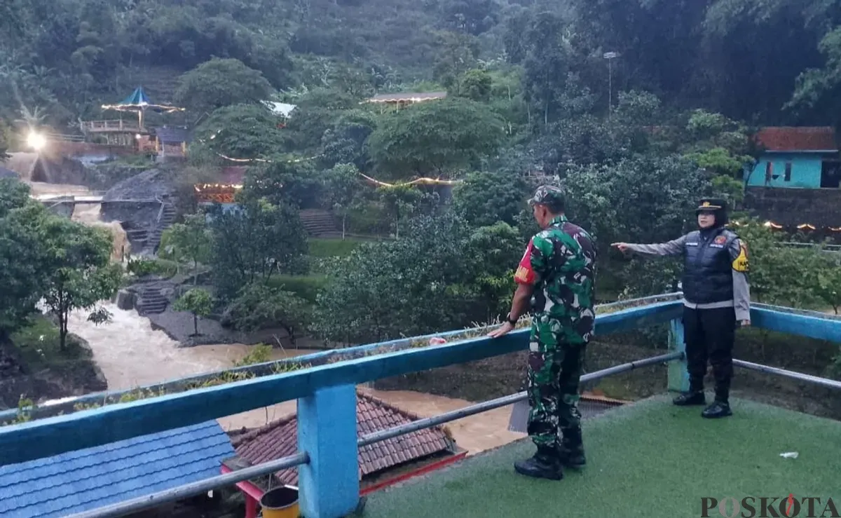 Petugas mengecek ke lokasi kawasan banjir bandang di Desa Mukapayung, Kecamatan Cililin, Kabupaten Bandung Barat. (Sumber: Poskota/Gatot Poedji Utomo)