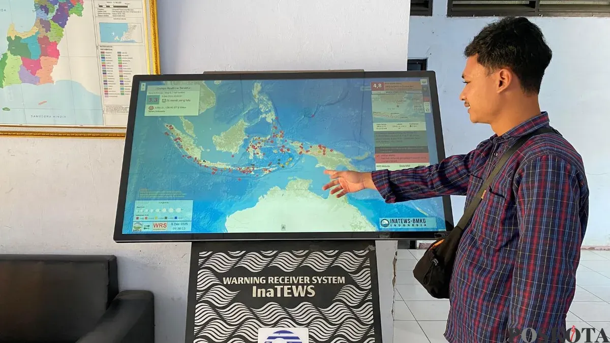 Salah seorang petugas BPBD-PK Kabupaten Pandeglang menunjukan wilayah rawan bencana melalui monitor. (Sumber: Poskota/Samsul Fatoni)