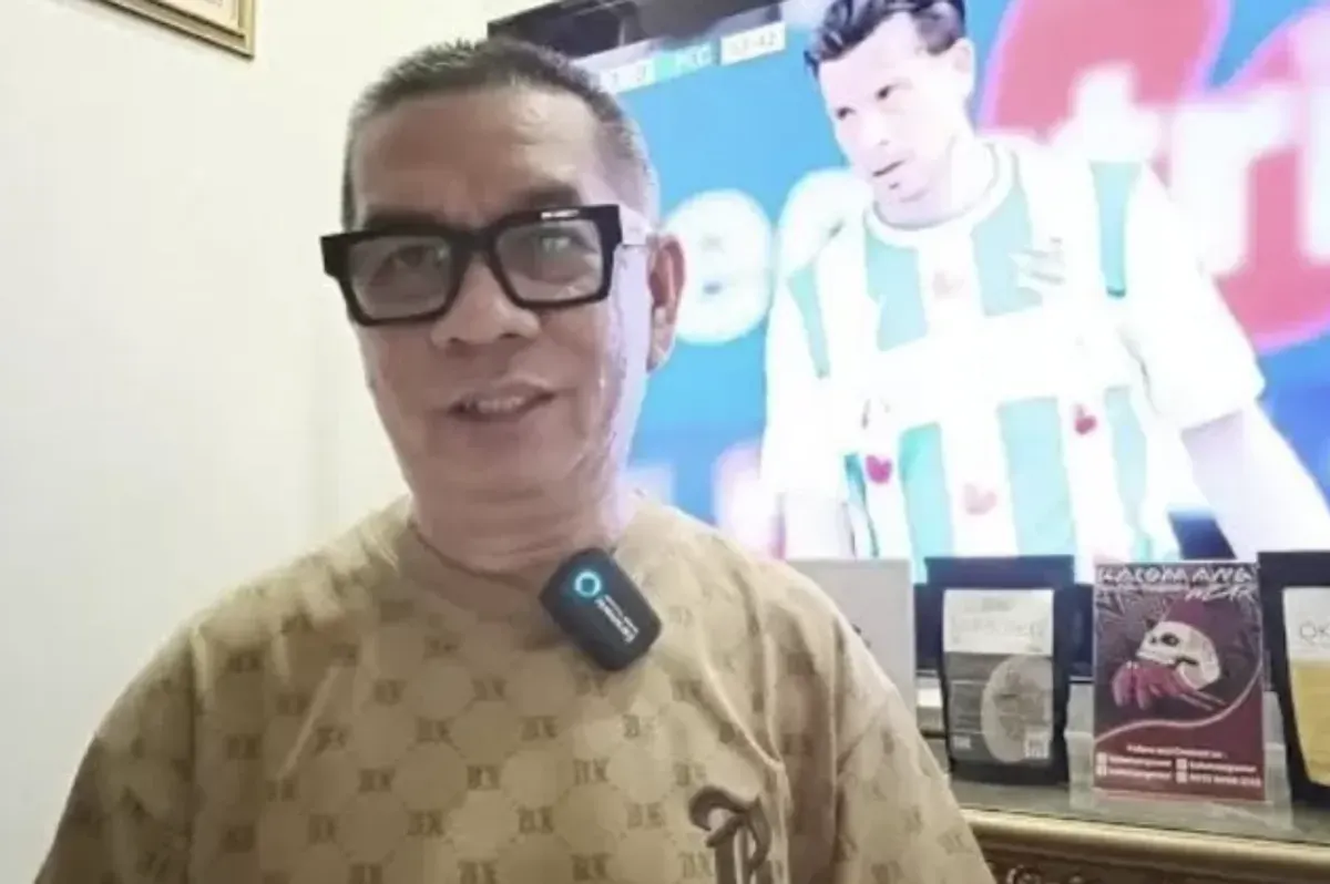 Bung Ropan memperkirakan hanya dua kandidat yang bersaing ketat untuk posisi pelatih utama. (Sumber: Youtube/@Bung Ropan)