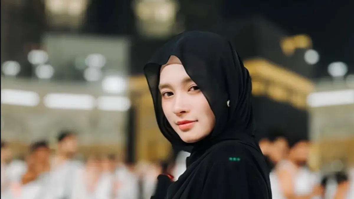 Potret Inara Rusli saat berada di Ka'bah. (Sumber: Instagram/@mommy_starla)