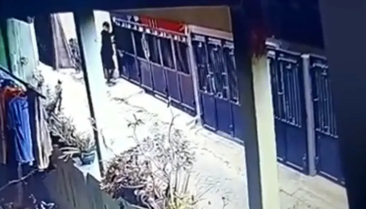 Tangkap layar saat Nano, pelaku spesialis pembobol rumah kosong, melancarkan aksi pencurian. (Sumber: Dok Polda Metro Jaya)