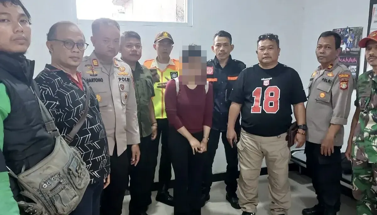 Kapolsek Pancoran Mas, AKP Hartono, dan petugas KAI Stasiun Citayam mengamankan pelaku wanita muda pembuang bayi. (Sumber: Dok Polsek Pancoran Mas)