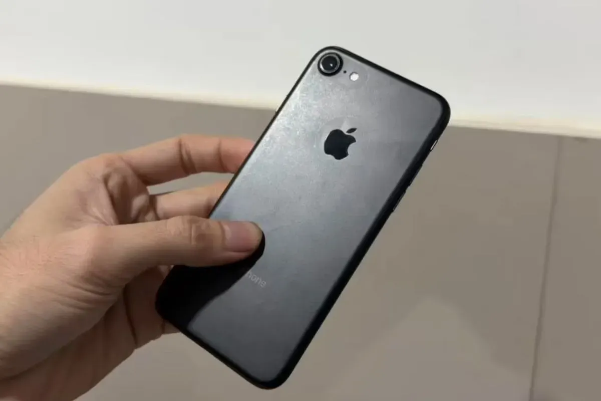 iPhone 7, ponsel pintar Apple lawas 2025 yang masih banyak beredar di pasar HP bekas. (Sumber: YouTube/Watch Watch)