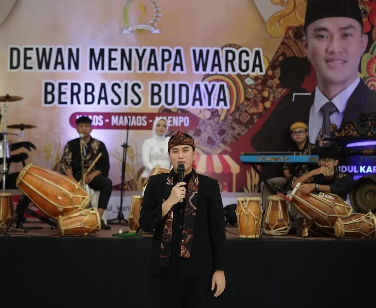 BUDAYA: Anggota DPRD Jabar, Abdul Karim saat memberikan sambutan pada kegiatan 'Dewan Menyapa Warga Berbasis Budaya' yang digelar di Aula desa Nagrak jalan Gatotmangkupraja Kecamatan Cianjur, Kabupaten Cianjur. (Sumber: Istimewa)
