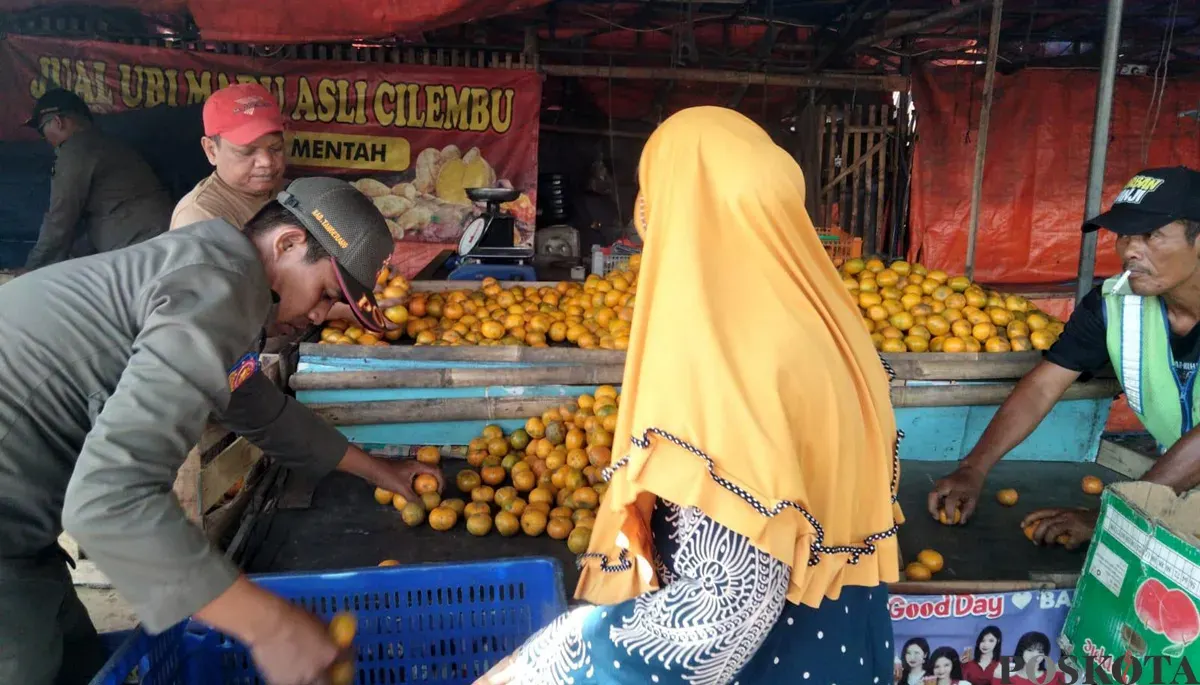 Aktivitas pedagang jeruk medan di Pasar Sentiong Balaraja, Kecamatan Balaraja, Kabupaten Tangerang, Senin, 8 Desember 2025. (Sumber: POSKOTA | Foto: Veronica Prasetio)