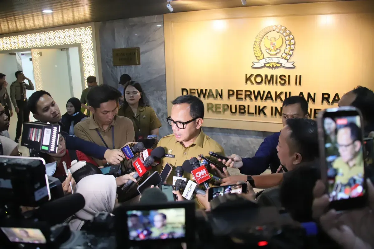 Wakil Menteri Dalam Negeri Bima Arya memberikan keterangan kepada media usai menghadiri konferensi pers laporan kinerja Komisi II DPR RI di Kompleks Parlemen, Senayan, Jakarta. (Sumber: Puspen Kemendagri)