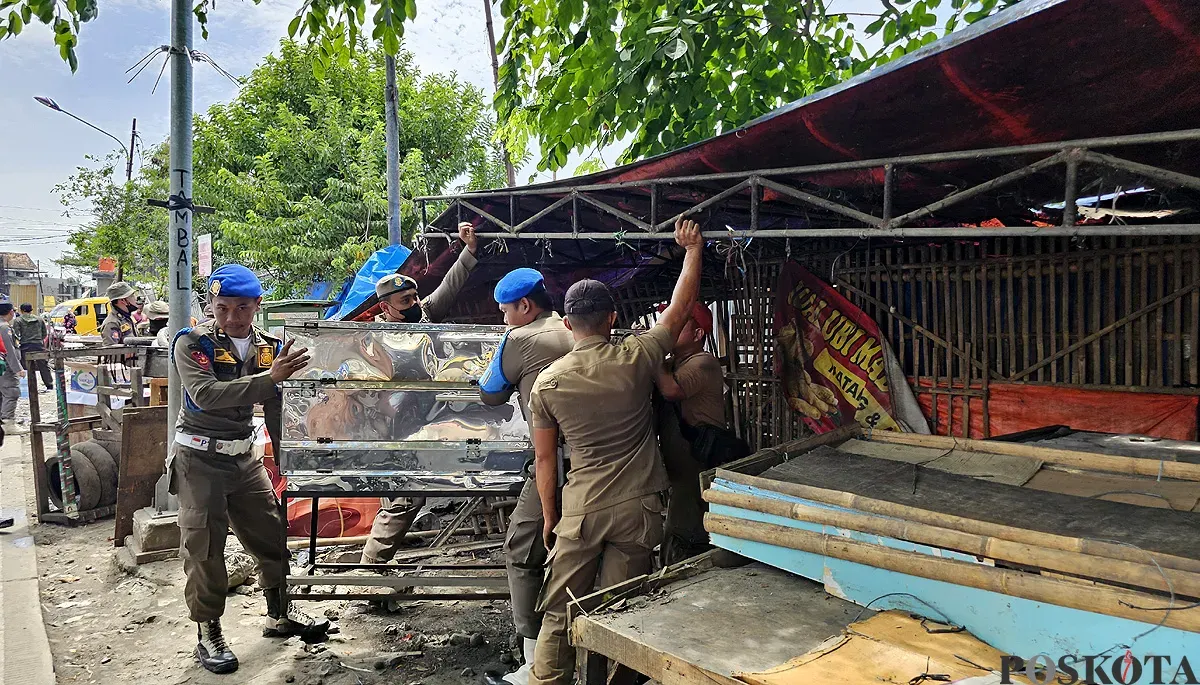Penertiban bangunan liar di depan Perumahan Villa Balaraja, Kecamatan Balaraja, Kabupaten Tangerang, Senin, 8 Desember 2025. (Sumber: POSKOTA | Foto: Veronica Prasetio)