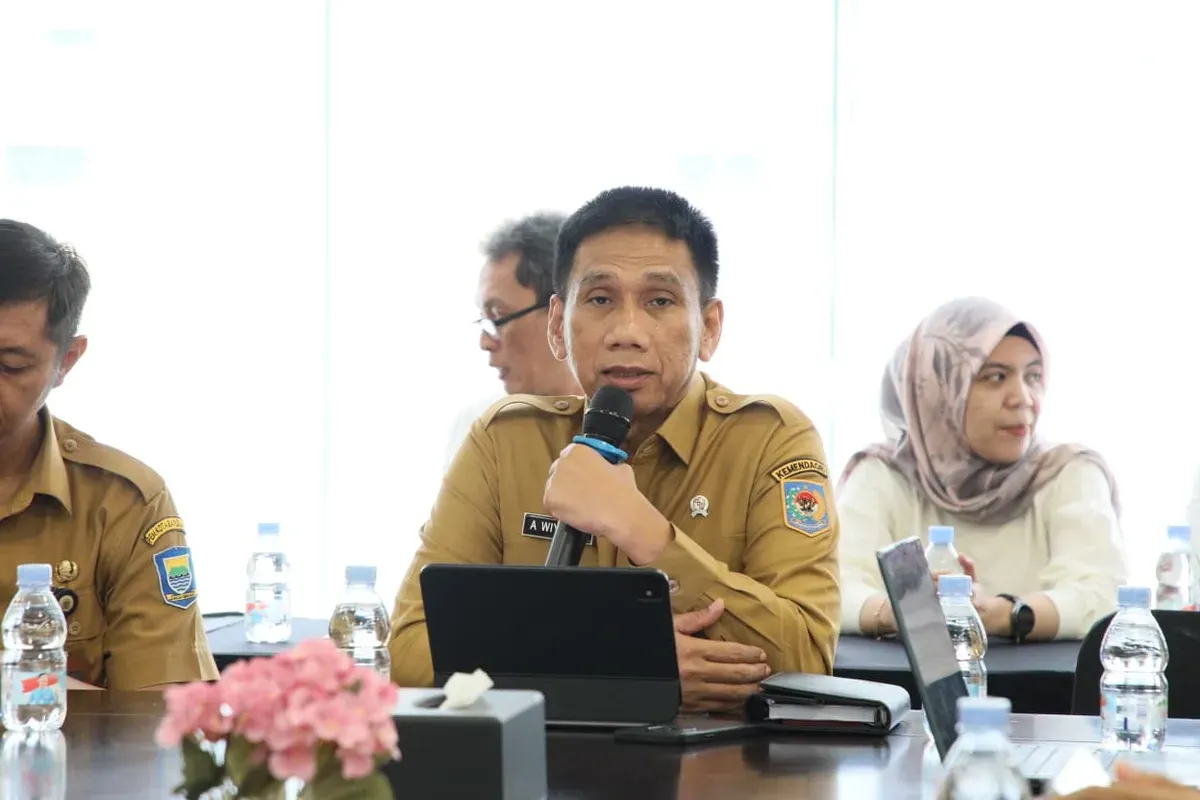 Wakil Menteri Dalam Negeri Akhmad Wiyagus memberikan pemaparan mengenai pentingnya tata kelola stadion yang profesional, untuk mendorong industri olahraga dan UMKM, dalam kegiatan FGD di Stadion Gelora Bandung Lautan Api. (Sumber: Puspen Kemendagri)