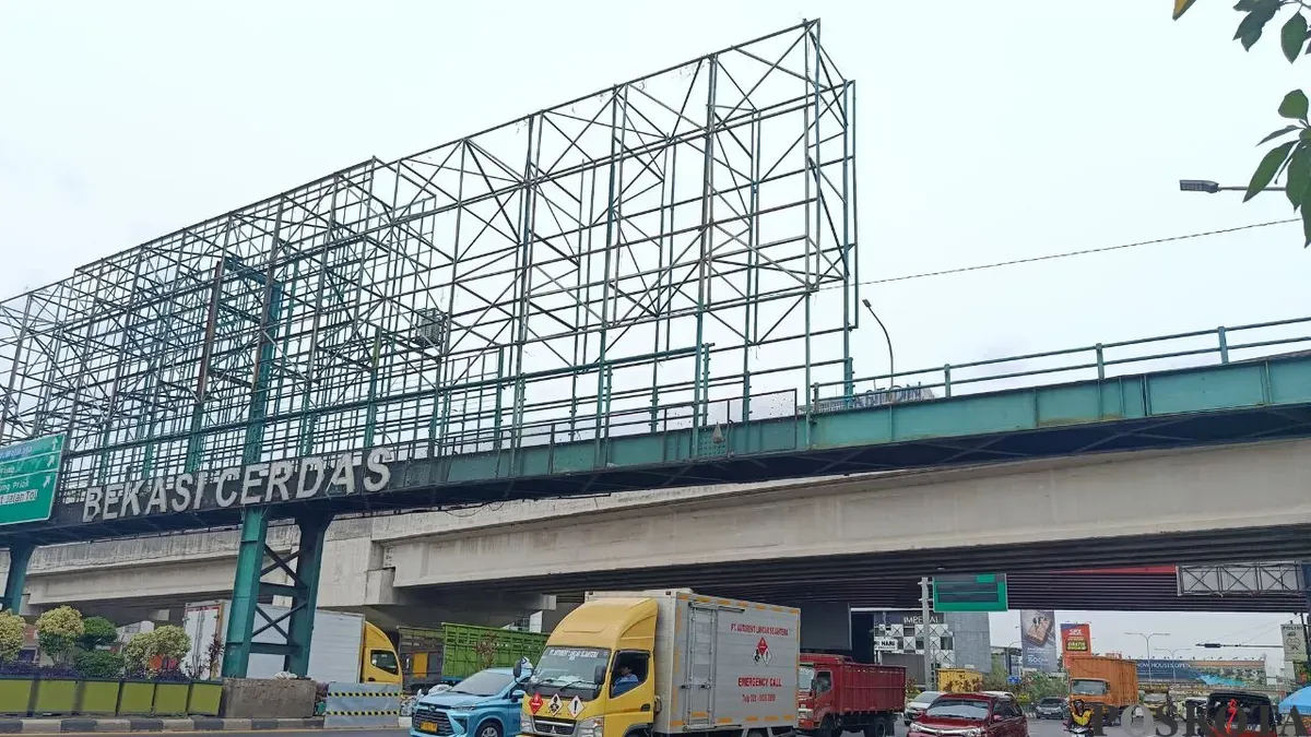 Kondisi JPO di Jalan Ahmad Yani, Kecamatan Bekasi Selatan, Kota Bekasi, tidak dilengkapi besi penjaga di sisi kanan dan kirinya, Selasa, 9 Desember 2025. (Sumber: Poskota/Nurpini Aulia Rapika)