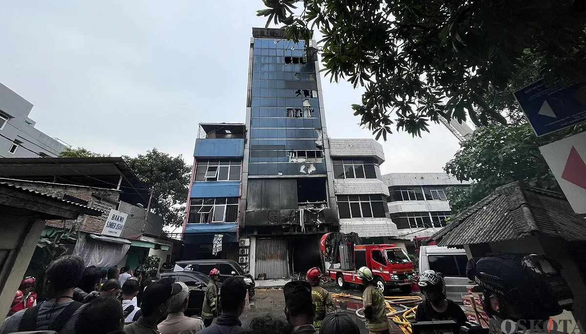 Penampakan Gedung Terra Drone di Jalan Letjen Suprapto, Kemayoran, Jakarta Pusat, yang terbakar hebat pada Selasa, 9 Desember 2025. (Sumber: POSKOTA | Foto: Pandi Ramedhan)
