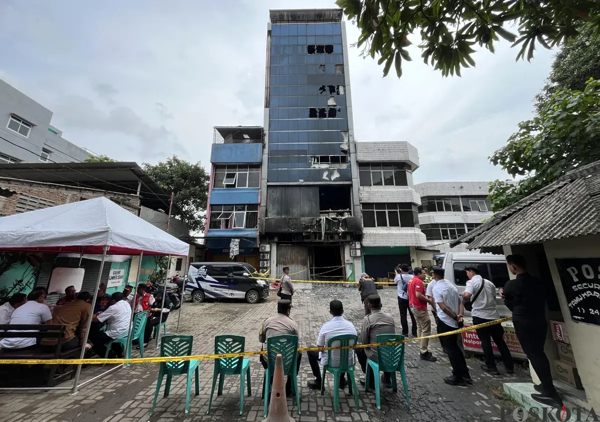 Kondisi Gedung Terra Drone yang terbakar di Jalan Letjen Suprapto, Kemayoran, Jakarta Pusat, Rabu, 10 Desember 2025. (Sumber: POSKOTA | Foto: Pandi Ramedhan)
