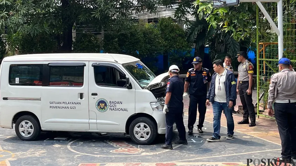 Mobil pengangkut MBG penabrak barisan siswa SDN 03 Kalibaru, Cilincing, Jakarta Utara, Kamis, 11 Desember 2025. (Sumber: Poskota/M. Tegar Jihad)