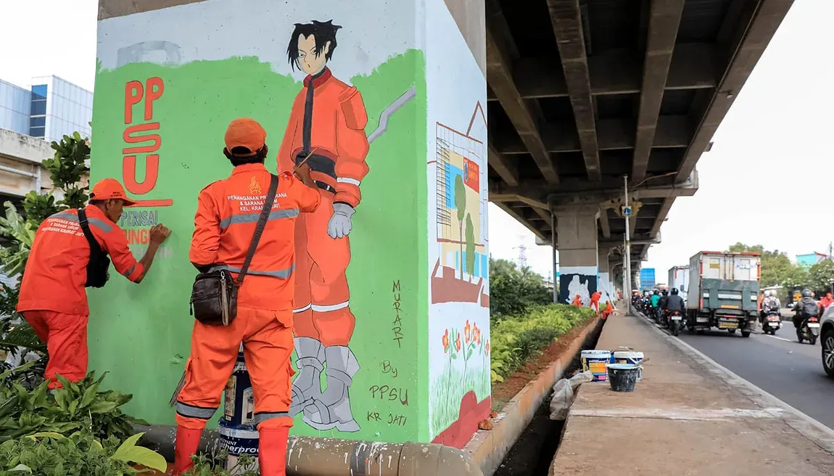 Sejumlah petugas PPSU saat melakukan mural di salah satu tiang kolong Tol Becakayu, Kalimalang, Jakarta Timur. (Sumber: Kominfotik Pemprov Jakarta)