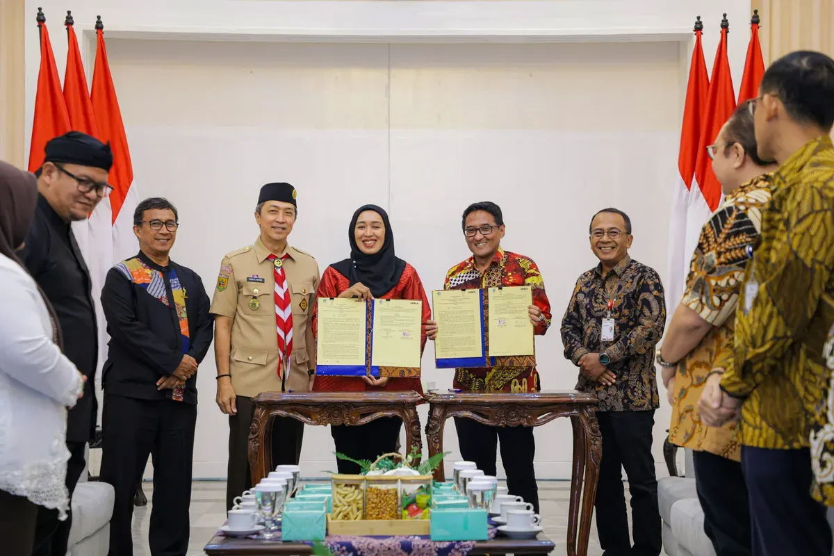 Wali Kota Bogor, Dedie A. Rachim melakukan penandatanganan kerja sama dengan PT INKA untuk membangun transportasi berbasis trem di Kota Bogor. (Sumber: Pemkab Bogor)