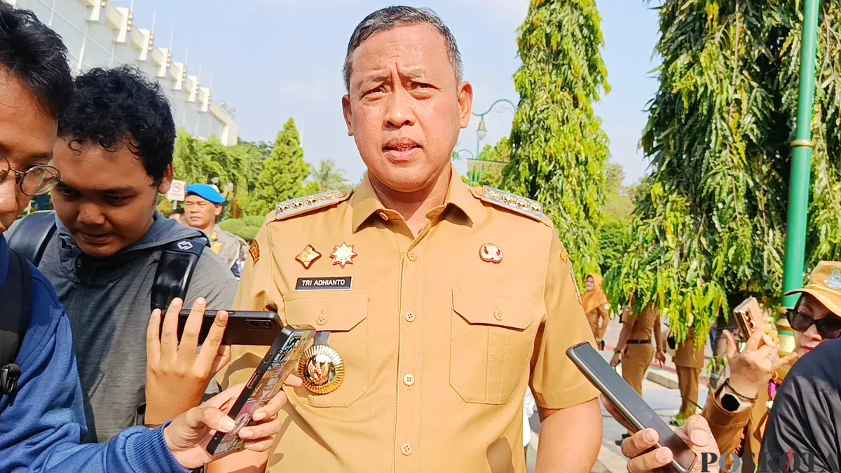 Wali Kota Bekasi, Tri Adhianto pastikan stok pangan jelang Nataru dalam kondisi stabil dan aman. (Sumber: Poskota/Nurpini Aulia Rapika.)