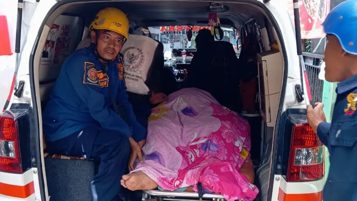 Petugas membantu evakuasi wanita obesitas di Bojonggede, Kabupaten Bogor, ke rumah sakit. (Sumber: Dok. Damkar Bogor)
