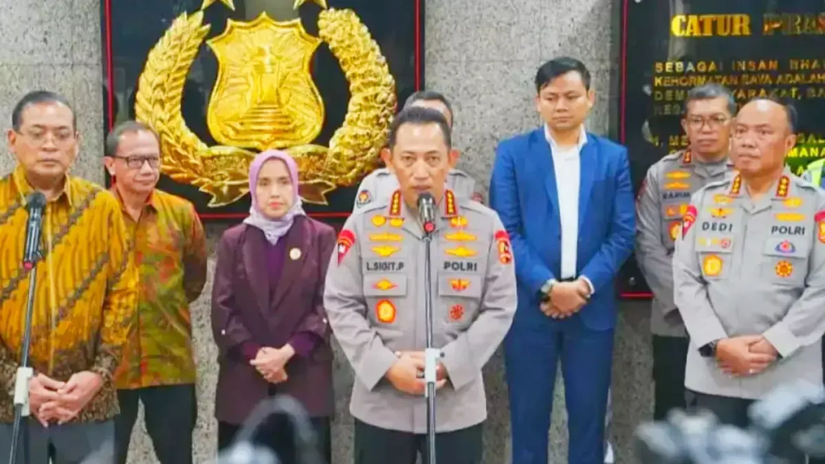 Potret Kapolri Jenderal Polisi Listyo Sigit Prabowo mengumumkan adanya pembalakan liar yang menyebabkan banjir Sumatra. (Sumber: Polri)