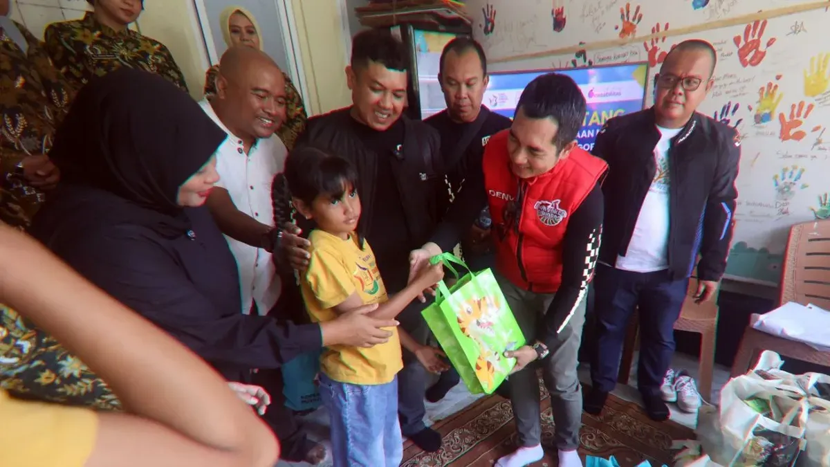Kajari Kabupaten Bogor, Denny Achmad menyalurkan sembako kepada siswa berkebutuhan khusus di sekolah Jendela Ibu, Kecamatan Ciawi, Jumat, 12 Desember 2025. (Sumber: Poskota/Giffar Rivana)