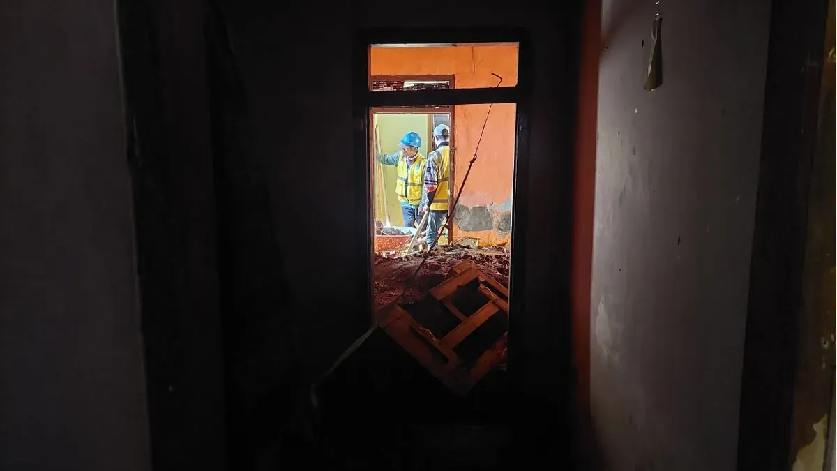 Kondisi rumah Sonita, di Kampung Leuweung Datar, RT 03/06, Desa Bojong Haleuang, Kecamatan Saguling, Kabupaten Bandung Barat rusak berat. (Sumber: Poskota/Gatot Poedji Utomo)