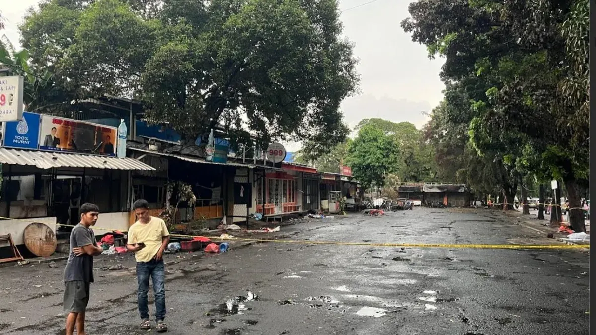 Suasana di lokasi kericuhan pengeroyokan terhadap debt collector hingga terjadi pembakaran terhadao sejumlah warung di Kalibata, Pancoran, Jaksel, Jumat, 12 Desember 2025. (Sumber: Poskota/Pandi Ramedhan)