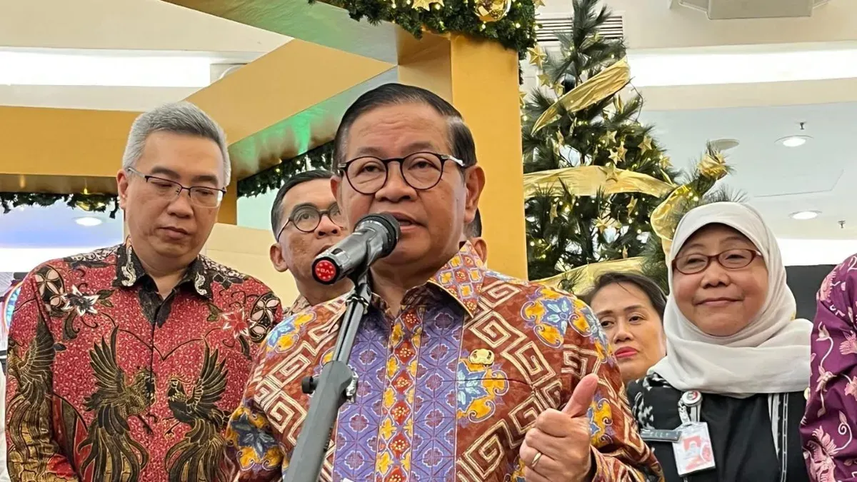 Gubernur Jakarta Pramono Anung saat menyampaikan pernyataan kepada awak media di Senayan, Jakarta Pusat, Jumat, 12 Desember 2025. (Sumber: Poskota/M Tegar Jihad)