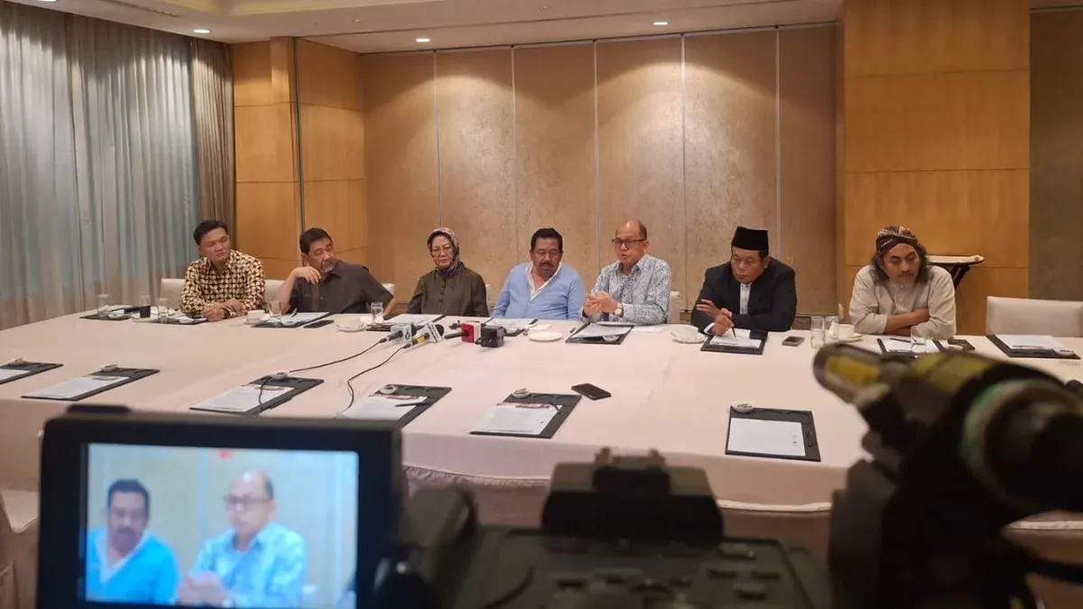 Pendiri MKK Najib Atamimi, didampingi Ketua MKK, Wahyu Muryadi, dan beberapa pengurus MKK di antaranya, Azisoko Harmoko, Hendardi, Siti Zuhro dan KH. Marsudi Syuhud, saat konferensi pers di Senayan, Jakarta Pusat, Jumat (12/12). (Poskota/Ali Mansur)