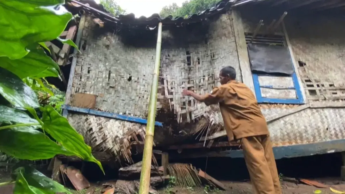 Potret rumah tenaga honorer SMPN 2 Cibadak yang hampir ambruk. (Sumber: istimewa)