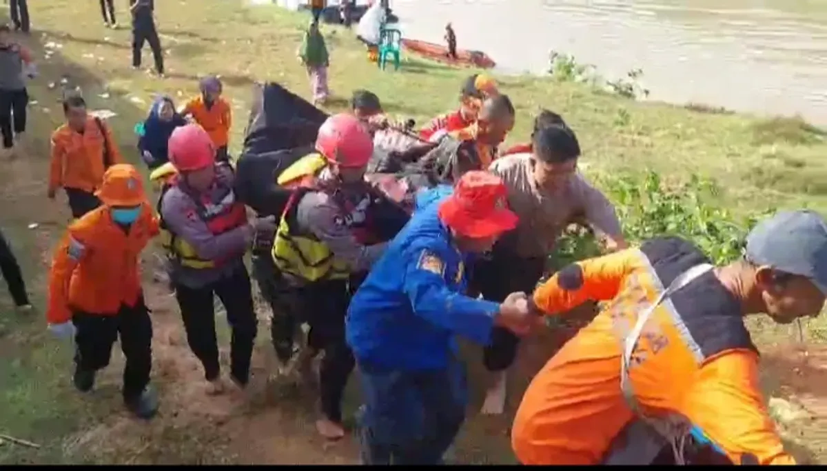 Tim SAR Gabungan mengevakuasi jasad korban tenggelam. (Sumber: Istimewa)