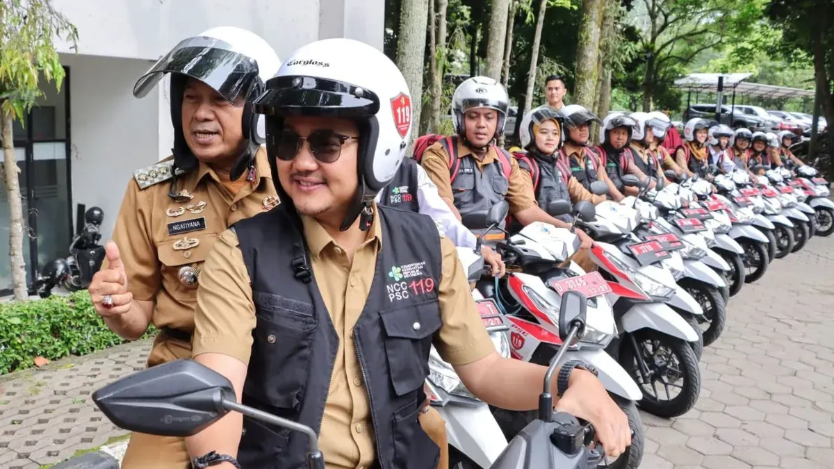 Wakil Wali Kota Cimahi, Adhitia Yudisthira saat layanan Motorbike Ambulance. (Sumber: Dok. Pemkot Cimahi)