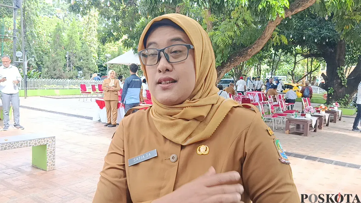 Kepala Dinas Kesehatan Kota Bekasi, Satia Sriwijayanti Anggraini pastikan kandungan air di Spot Air Minum Berbayar di Plaza Pemkot Bekasi aman dan bebas bakteri E Coli. (Sumber: Poskota/Nurpini Aulia Rapika)